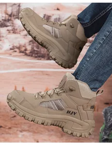Detailansicht khakifarbener Outdoor-Wanderschuhe mit rutschfester Gummisohle im Gelände