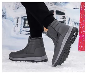 Wasserdichte dunkelgraue Schneestiefel mit dickem Kunstfellfutter in einer Winterumgebung