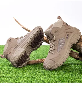 Detailansicht khaki Wanderschuhe mit robuster rutschfester Sohle auf Outdoor-Grasflaeche