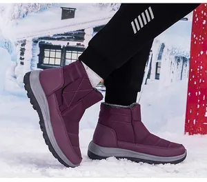 Detailansicht lila wasserdichter Schneestiefel mit Klettverschluss und rutschfester Sohle
