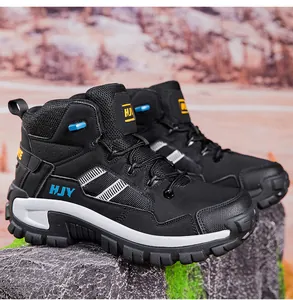 Detailansicht strapazierfähiger Wanderstiefeletten auf Moosfelsen für Outdoor-Klettern