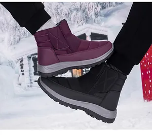 Detailsicht der rutschfesten Gummisohle und des wasserfesten Stoffes der Schneestiefel