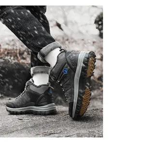 Detalle de bota de senderismo gris con forro polar grueso y suela de goma antideslizante
