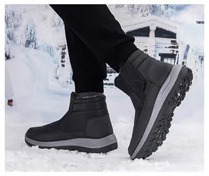 Details von wasserdichten gesteppten Winterstiefeln mit dickem Fleecefutter im Schnee