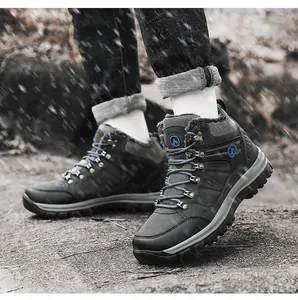 Detalle de botas de exterior con forro polar y suelas de goma antideslizantes