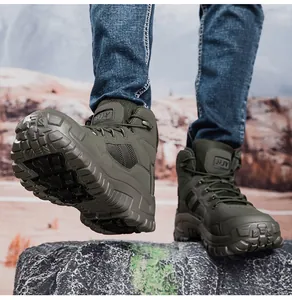 Outdoor Taktikstiefel mit rutschfesten Gummisohlen auf felsigem Gelände im Detail