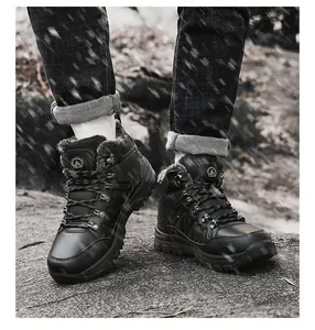Detalle de botas de montaña impermeables con forro polar cálido y suela de goma resistente