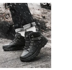 Primer plano de botas de montaña negras con forro polar cálido y suela de goma robusta