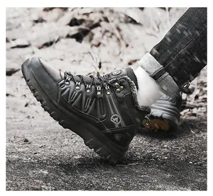 Detalle de botas de montaña de caña alta con forro cálido y suela de goma resistente