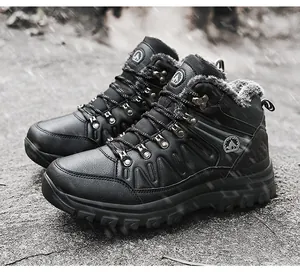 Detalle de botas de exterior negras de caña alta con forro polar grueso y cordones