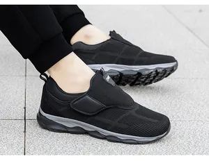 Foto exterior de zapatillas negras de malla transpirable con logo SPORT en la lengüeta
