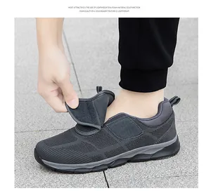 Detalle de la parte superior de malla transpirable y cierre de velcro en zapatilla gris oscuro