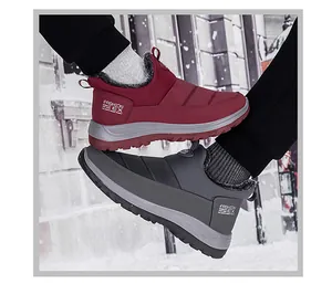 Vue détaillée de bottes thermiques imperméables avec doublure chaude en rouge et gris