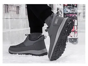 Détail de bottes d'hiver imperméables avec doublure en polaire et semelle en caoutchouc