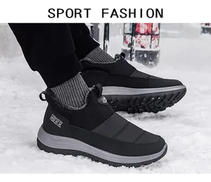 Gros plan de bottes d'hiver imperméables avec doublure en peluche dans la neige