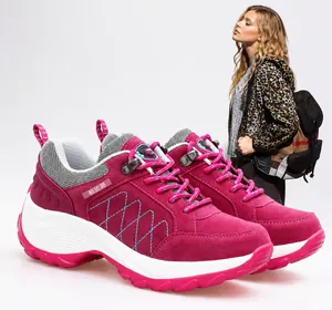 Detail von pinkfarbenen Damen-Trekkingschuhen mit dicker stoßdämpfender Sohle