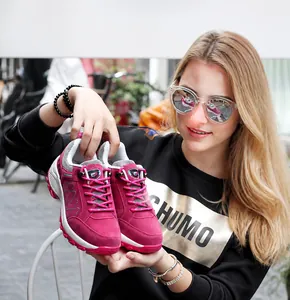 Detailansicht der pinken Damen-Wanderschuhe mit strapazierfähiger dicker Sohle und Schnürung