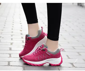 Nahaufnahme der pinkfarbenen Damen-Wanderschuhe mit Mesh und dicker Sohle