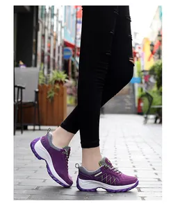 Seitenansicht lila Outdoor-Wanderschuhe mit dicken Sohlen und atmungsaktivem Stoff