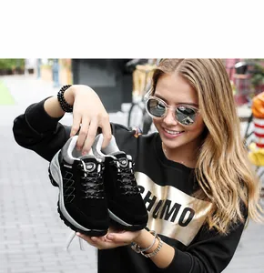 Nahaufnahme der schwarz-weißen Outdoor-Wanderschuhe mit dicker Sohle und Materialmischung