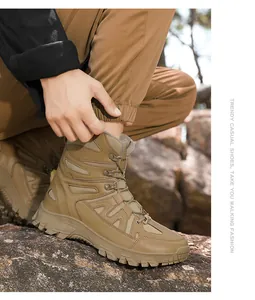 Detail von khakifarbenen taktischen Wanderschuhen mit robuster Gummisohle im Freien