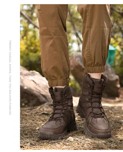 Dunkelbraune taktische Wanderstiefel für Herren auf Waldboden mit robuster Gummisohle