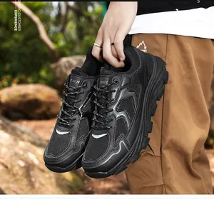 Nahaufnahme der schwarzen Outdoor-Wanderschuhe mit atmungsaktivem Mesh und Profilsohle