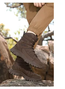 Detail von dunkelbraunen hohen taktischen Wanderschuhen aus Nubukleder und Mesh-Gewebe