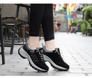 Nahaufnahme der schwarzen Wanderschuhe für Damen mit rosa Nähten und Plateausohle