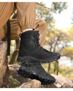 Detail eines schwarzen taktischen Wanderschuhs mit Leder-Mesh und rutschfester Gummisohle