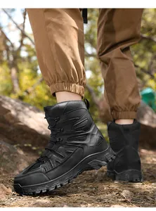 Nahaufnahme schwarzer Taktik-Wanderschuhe mit strapazierfähigem Mesh und griffiger Gummisohle