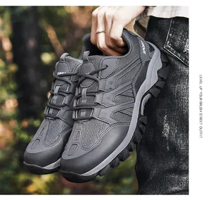 Dettaglio della maglia traspirante e suola antiscivolo delle scarpe da trekking grigie