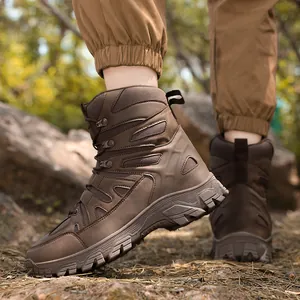 Dunkelbraune taktische Wanderstiefel für Herren mit rutschfesten Gummisohlen und Mesh