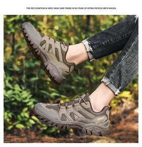 Dettaglio della suola in gomma a carrarmato e mesh traspirante delle scarpe da trekking