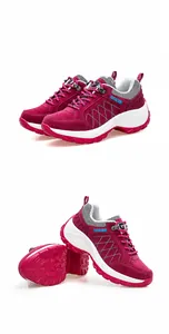 Detailansicht der rosa Wildleder-Wanderschuhe mit blauen Nähten und dicker weißer Sohle