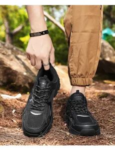 Detail eines schwarzen atmungsaktiven Outdoor-Wanderschuhs mit rutschfester Sohle im Wald