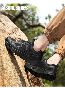 Nahaufnahme schwarzer Wanderschuhe mit atmungsaktivem Mesh und robuster Gummisohle