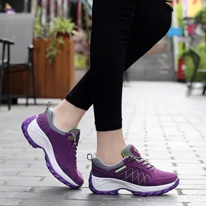 Dunkelviolette Outdoor-Wanderschuhe für Damen mit atmungsaktivem Mesh und Plateausohle