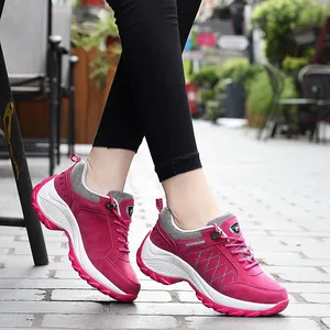 Damen Wanderschuhe in Rosé-Pink mit dicker Sohle auf einem Schotterweg