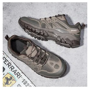 Dettaglio delle scarpe da trekking traspiranti con suola in gomma e tomaia in mesh