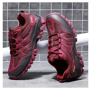 Dettaglio della tomaia in mesh bordeaux traspirante e suola antiscivolo delle scarpe da trekking
