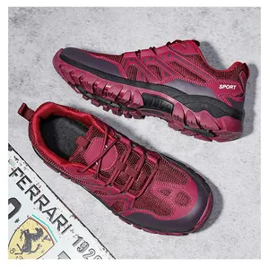 Dettaglio scarpa da trekking bordeaux con suola in gomma dentata e mesh traspirante