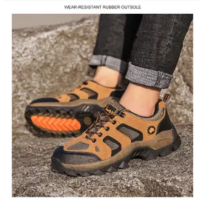 Detail van wandelschoenen met diepe profielzolen en slijtvaste rubberen buitenzool