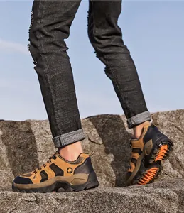 Outdoor wandelschoenen met bruine antislip rubberen zolen in een natuurlijke rotsomgeving