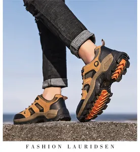 Detailopname van de antislip oranje rubberen zool van outdoor wandelschoenen