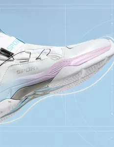 Détails de la maille respirante et des panneaux en cuir synthétique sur les baskets