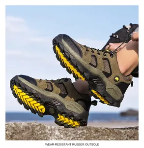 Detail van militaire groene wandelschoenen met duurzame gele slijtvaste rubberen zool