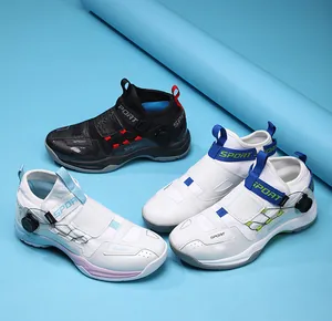 Détail de chaussures de sport avec système de laçage à molette et maille respirante