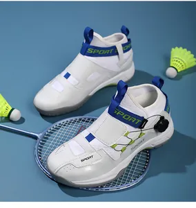Détail de chaussure de badminton pro avec système de laçage rotatif et maille respirante
