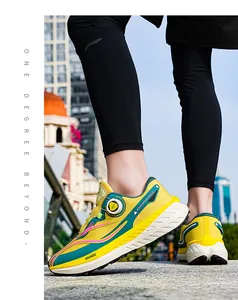 Vista macro de zapatillas running amarillo neón con cierre BOA y suela amortiguadora